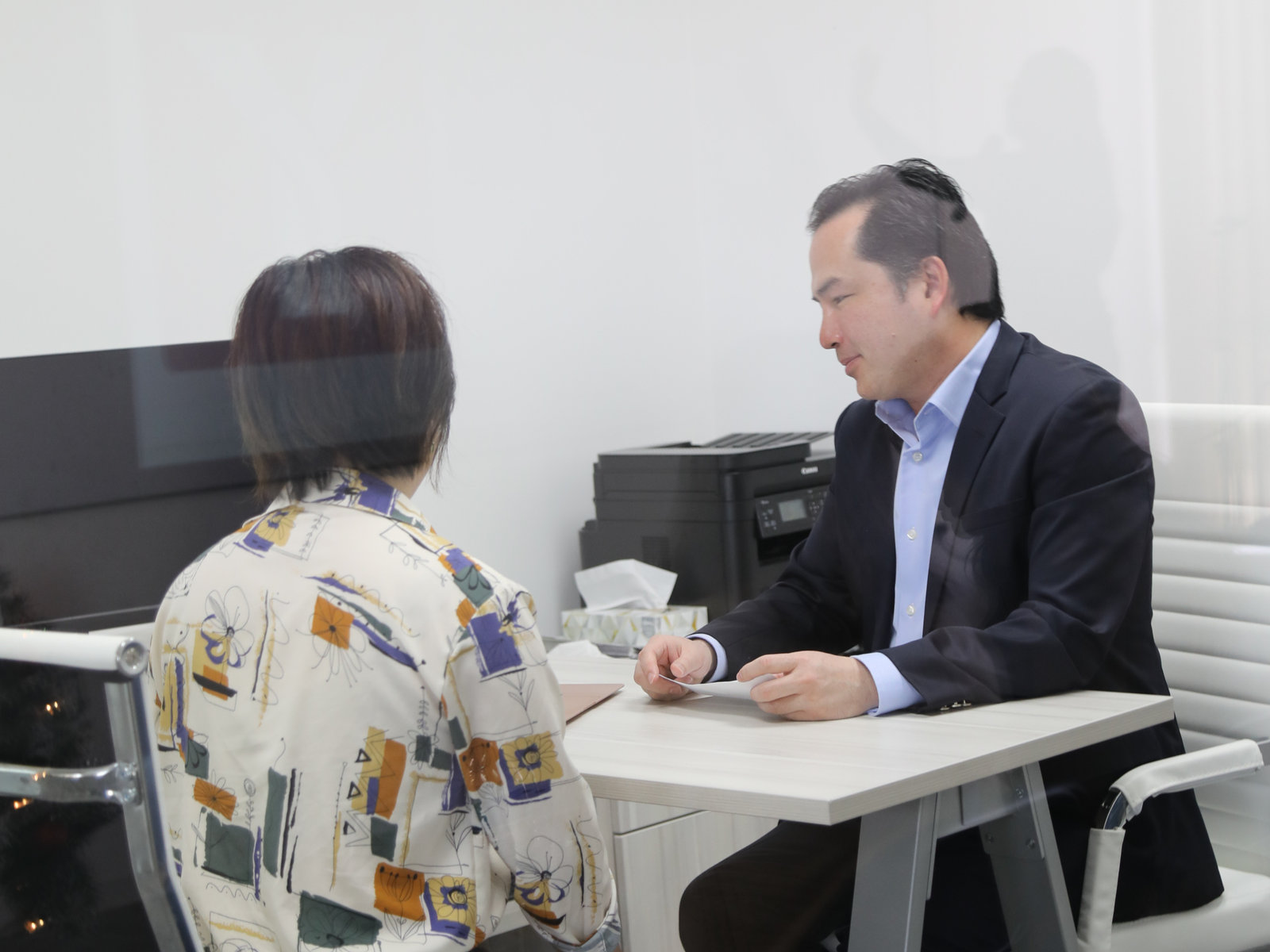 A mentor and participant talking one-to-one during a SparkHub workshop