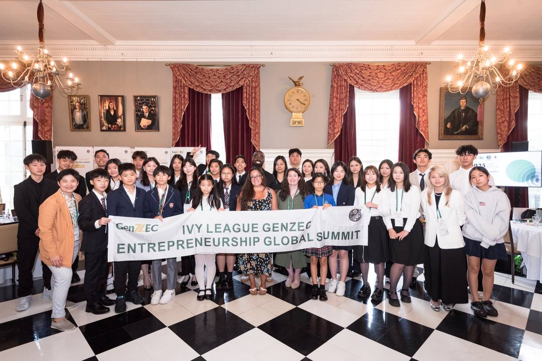 A large program community gathered together for a group photograph